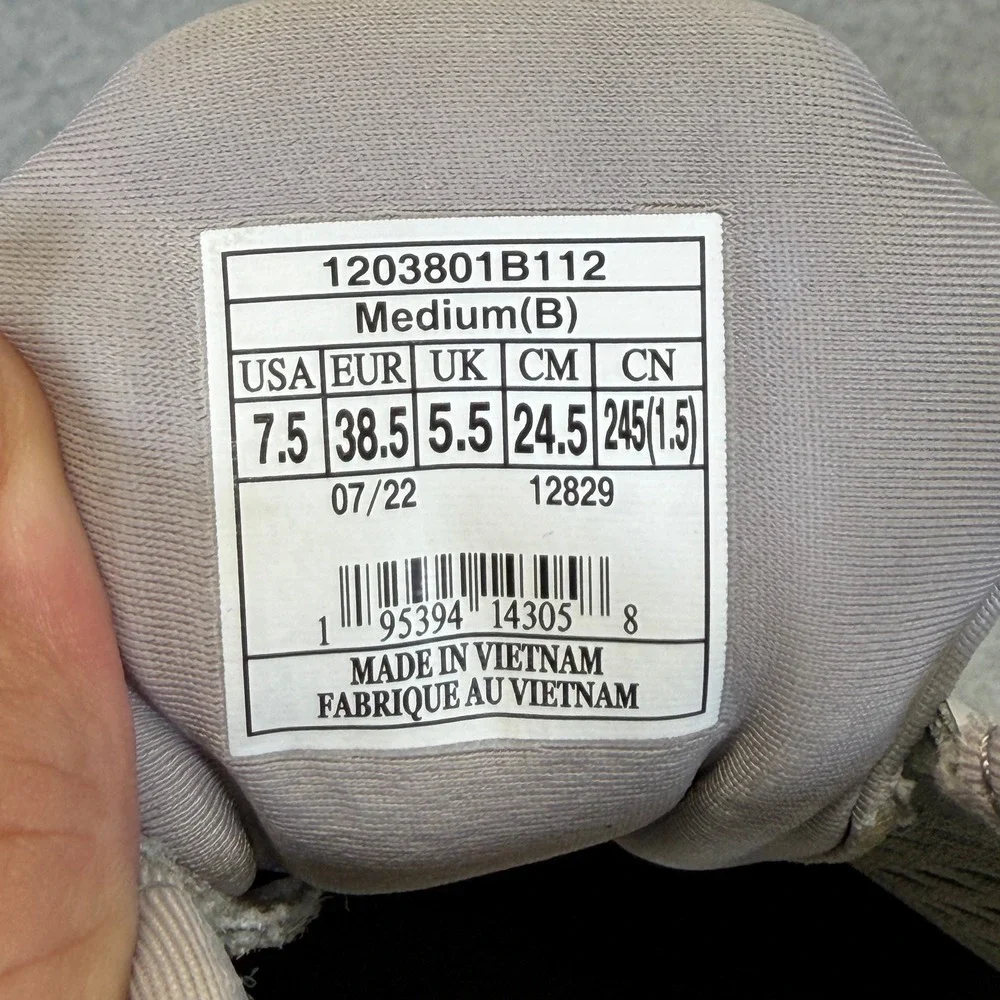 Brooks Ghost 15 Womens Shoes Size 7.5 Grey & White Running Sneakers 1203801B112